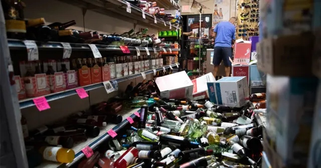 Botellas caídas en un supermercado.