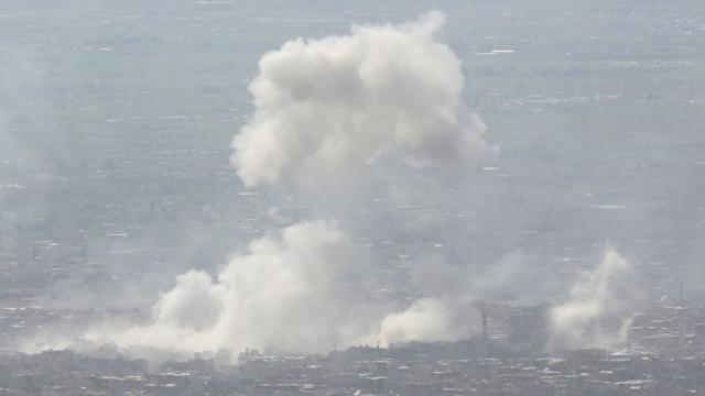 4月18日，杜马镇遭叙政府军飞机轰炸后冒起浓烟