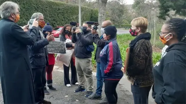 మీడియాతో మాట్లాడుతున్న ఆర్చ్ బిషప్ మగోబా