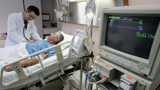 ব্যাংককের আন্তর্জাতিক বুমরুংগ্রাদ হাসপাতালে একজন হৃদরোগ বিশেষজ্ঞ নরওয়ের একজন রোগীর চিকিৎসা করছেন, ২০০৫ সালের ২২শে নভেম্বর।