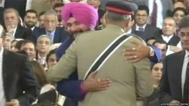 ਪਾਕਿਸਤਾਨ ਦੇ ਫੌਜ ਮੁਖੀ ਜਨਰਲ ਕਮਰ ਜਾਵੇਦ ਬਾਜਵਾ ਨੂੰ ਜੱਫੀ ਪਾਉਂਦੇ ਪੰਜਾਬ ਦੇ ਕੈਬਨਿਟ ਮੰਤਰੀ ਨਵਜੋਤ ਸਿੰਘ ਸਿੱਧੂ