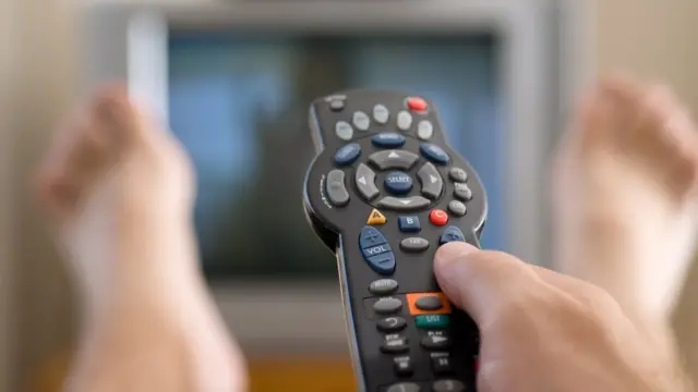 Persona viendo televisión