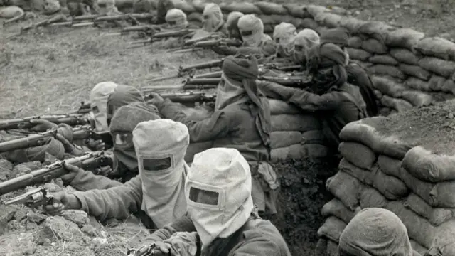 گیس ماسک پہنے انڈین سپاہی خندق میں