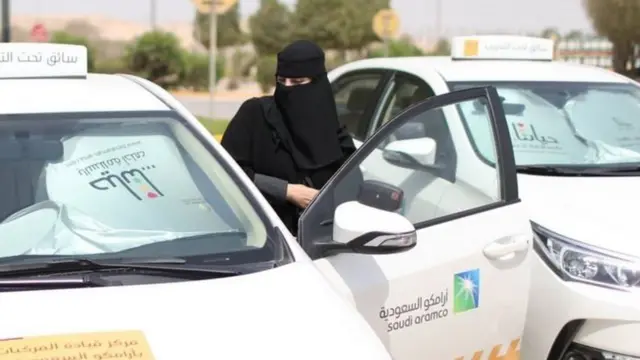 সৌদি আরবে মেয়েরা এখন গাড়ি চালাতে পারেন