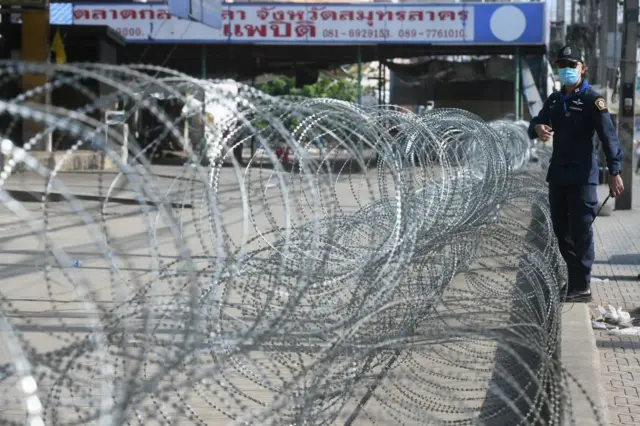 รั้วลวดหนามที่ตลาดกุ้งสมุทรสาคร