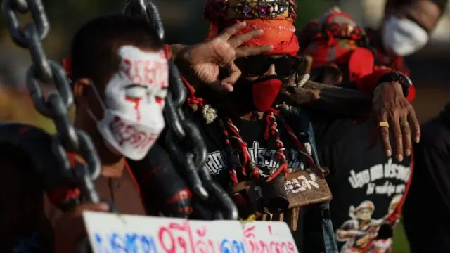 ဝန်ကြီးချုပ်နုတ်ထွက်ပေးဖို ဆန္ဒပြနေကြ