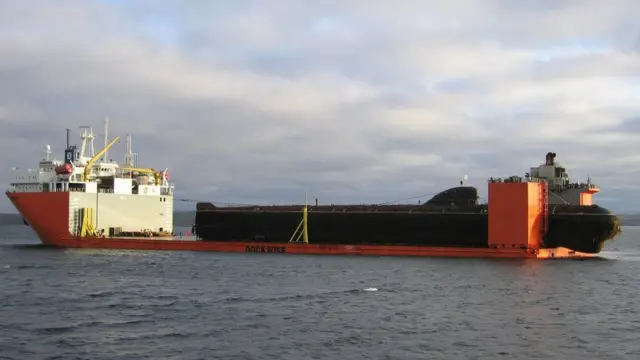 Barco levanta submarino.