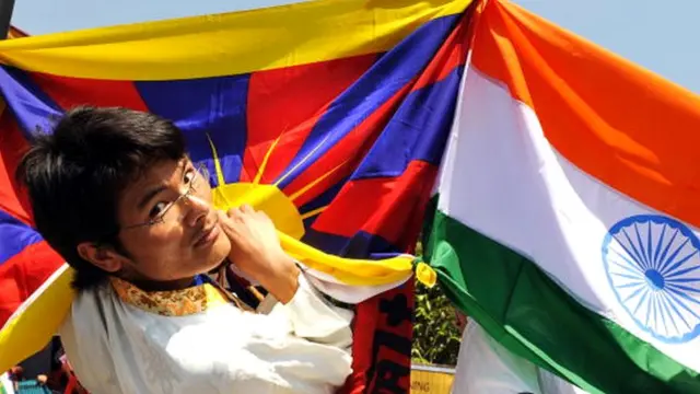 चीन और भारत का झंडा