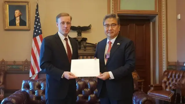 윤석열 당선인의 친서를 전달하는 모습