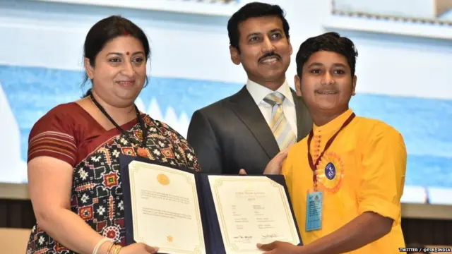 मास्टर यशराज कऱ्हाडे याला म्होरक्या चित्रपटासाठी राष्ट्रीय पुरस्कार देताना केंद्रीय मंत्री स्मृती इराणी