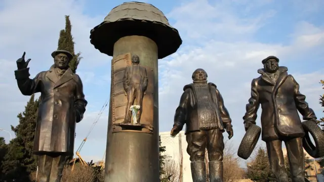 персонажи фильма "Мимино" в Тбилиси