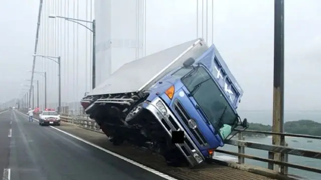 जोरदार वाऱ्यामुळे ट्रक पलटी झालेत.