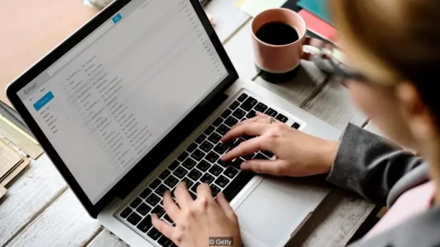 Suatu penelitian menemukan bahwa kotak surat elektronik rata-rata memiliki 102 email yang belum dibaca