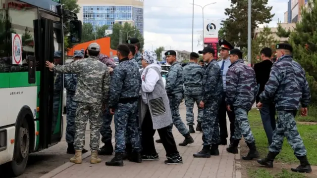 نیروهای انتظامی معترضان را در شهر نورسلطان سوار اتوبوس می‌کنند