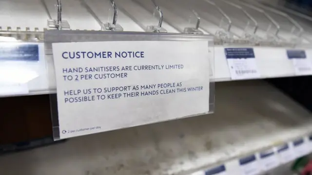 貨架上的消毒液被顧客買空