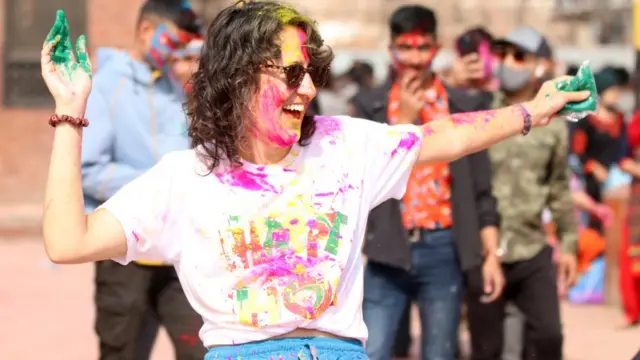 काठमाण्ठूमा होली खेल्दै विदेशी पर्यटक