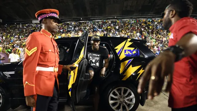 بولت يترجل من السيارة