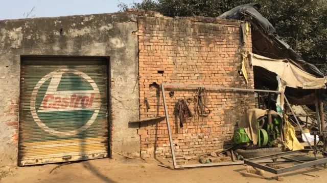 सईद और रईस की वेल्डिंग शॉप