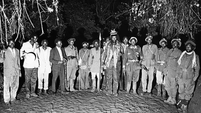 موارياما، زعيم مقاتلي ماو ماو، في مخبئه في الغابة