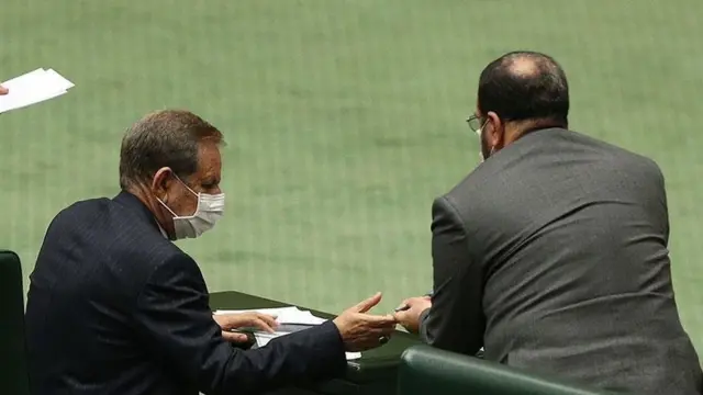 اسحاق جهانگیری معاول اول رئیس جمهور ایران در غیاب حسن روحانی در جلسه رای اعتماد به علیرضا رزم حسینی شرکت کرد