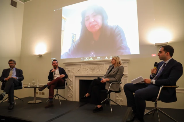 Кўргазмада