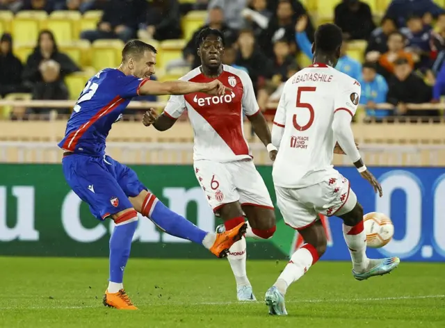 Нападач Црвене звезде Александа Пешић (у плавом дресу)