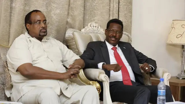 Madaxweynaha Galmudug, Qoor Qoor (midig) iyo madaxweynaha Hirshabeelle, Waare (bidix)