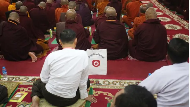 မဘသ အမည်ပြောင်းအဖွဲ့ညီလာခံဟာ အစိုးရဘက် ကို ပြင်းပြင်းထန်ထန် ဝေဖန် သလို လက်ရှိအစိုးရကိုရတဲ့နည်းနဲ့ဆန့်ကျင် ကြဖို့ လှုံ့ဆော်မှုတွေ ရှိ ခဲ့။