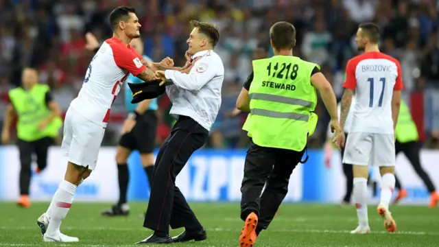 Jugador croata se enfrenta a una de las personas que irrumpió en el partido de forma inesperada.