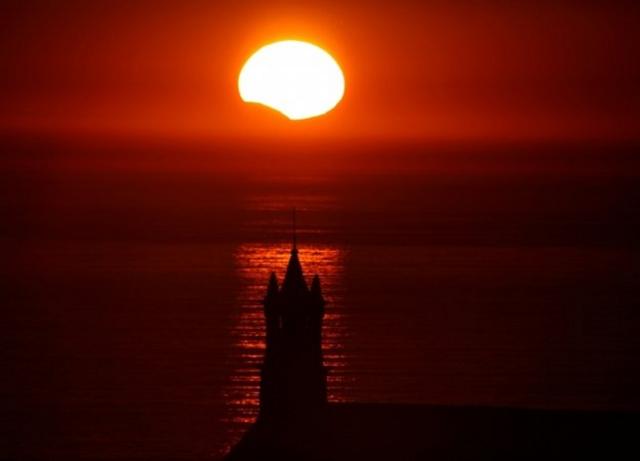 フランス・ブルターニュ地方のポワント・デュ・バンでは部分日食が見られた