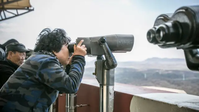 Turistas visitam observatóriobonanzagamezona desmilitarizada entre Coreia do Norte e do Sul