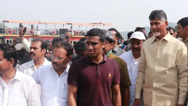 ప్రమాద స్థలాన్ని పరిశీలిస్తున్న ఏపీ సీఎం చంద్రబాబు