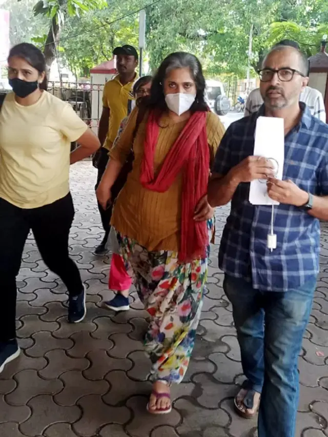 ముంబయిలో శాంతాక్రుజ్ పోలీస్ స్టేషన్ బయట తీస్తా సెతల్వాద్