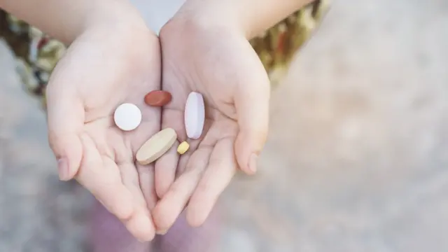Таблетки в руках у ребенка
