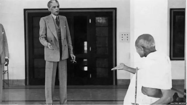 మహ్మద్ అలీ జిన్నా ఇంటి నుంచి బైటికి వస్తున్న మహాత్మాగాంధీ