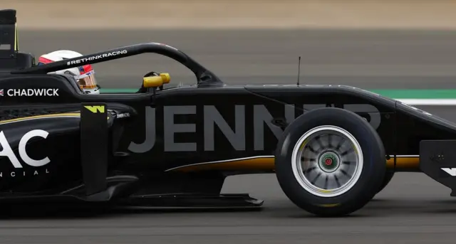 帶有Halo裝置的黑色F1賽車的側視圖