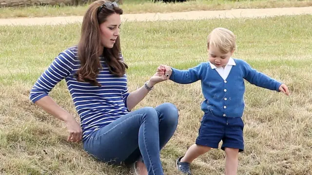 Герцогиня Кембриджская в джинсах на лугу с принцем Джорджем