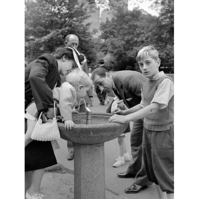 Família em bebedouro no Central Park, em Nova York, em 1942