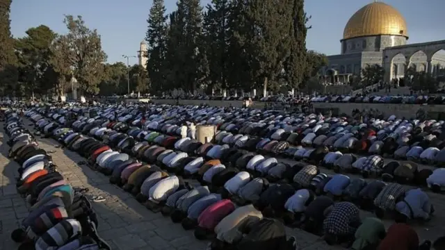 Wapalestina Waislamu wakiomba ndani ya msikiti wa Al Aqsa mjini Jerusalem