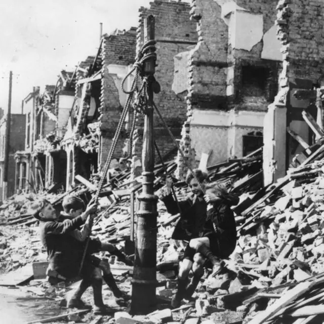 Niños jugando entre los escombros de la Segunda Guerra Mundial