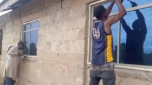 Awọn osisẹ to n tun ile obi Barakat Bello se