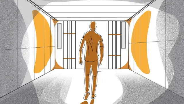 Un homme sort de prison