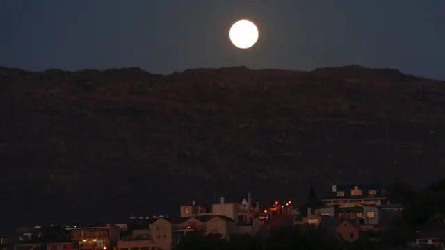 Guyyuma kan, addeessi guddichi (supermoon) Tulluu Teebil Maawunteen jedhamu gubbaatti mullatte. Tulluun kunis Keepp Taawon, Afriikaa Kibbaatti argama.