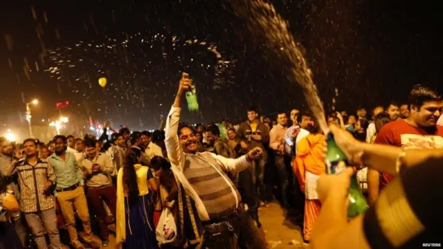 મુંબઈમાં નવા વર્ષના જશ્નમાં મગ્ન લોકો.