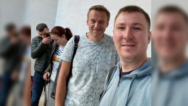 Усміхнений Олексій Навальний в аеропорту Томська