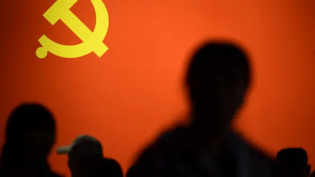 幾個人站在黨旗前