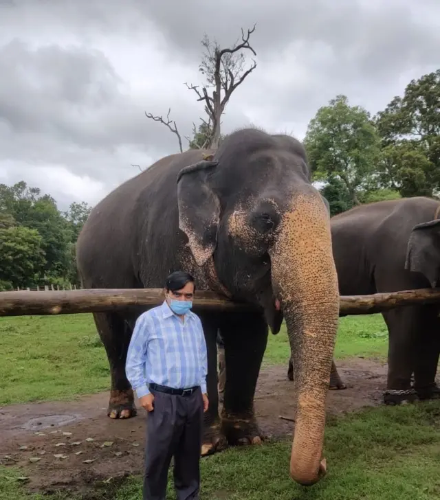 வனத்துறைஅதிகாரியோடுநிற்கும்மூர்த்தியின் சமீபத்தியபடம்