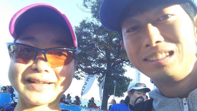 Shoji Morimoto avec le client qui a terminé un marathon.
