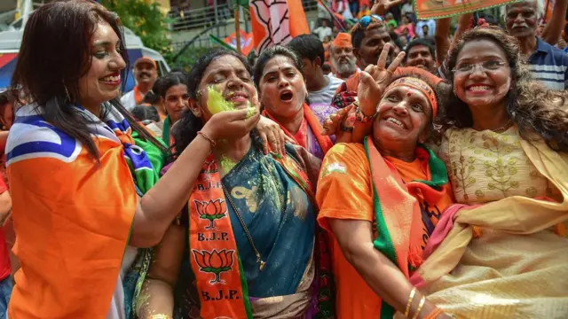 અબીલગુલાલની છોળો