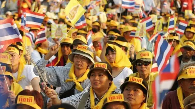 กลุ่มพันธมิตรฯ ประกาศภารกิจ "กู้ชาติ" และใช้ "สีเหลือง" เป็นสัญลักษณ์ในระหว่างร่วมชุมนุมโค่นล้มรัฐบาลทักษิณ ชินวัตร เมื่อปี 2548-2549